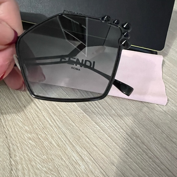 Fendi Sunglasses - like new worn only 2 times - Picture 4 of 8
